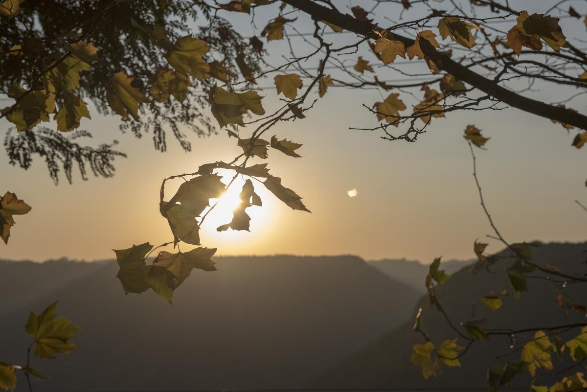 Vista panorâmica da Serra Gaúcha com diversas propriedades imobiliárias destacadas, simbolizando a diversificação de investimentos em imóveis na região.
